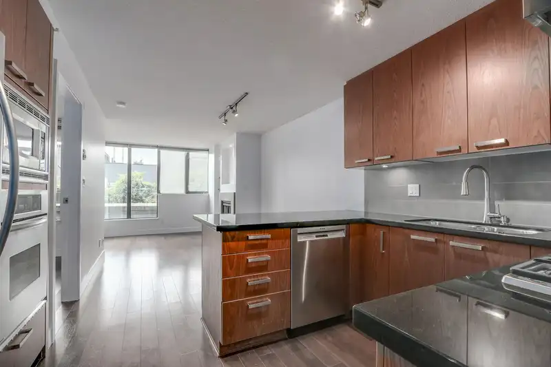 221 3228 TUPPER STREET - photo 2 of 20