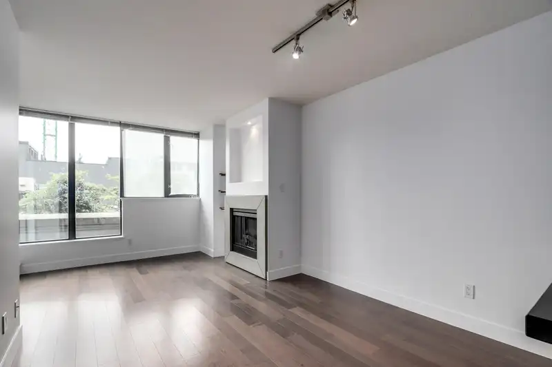 221 3228 TUPPER STREET - photo 3 of 20