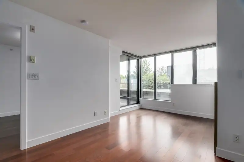 221 3228 TUPPER STREET - photo 4 of 20