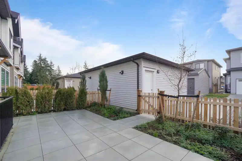 20516 76 AVENUE - photo 2 of 14