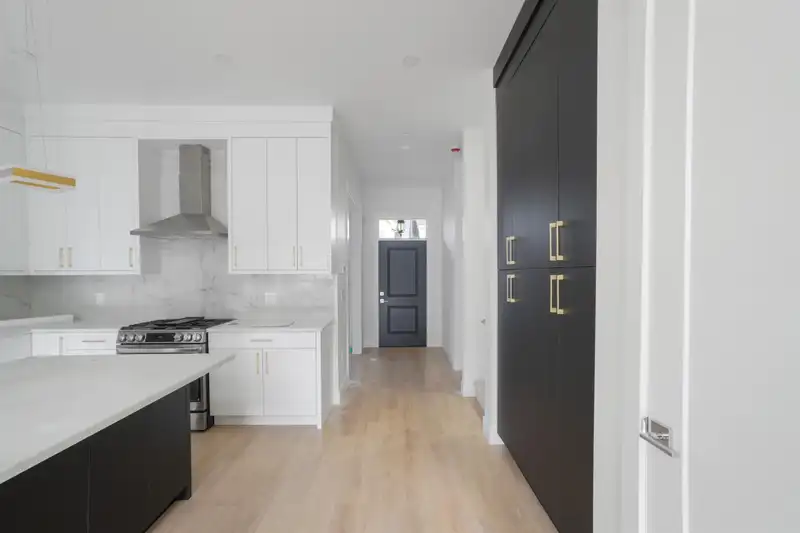 20516 76 AVENUE - photo 4 of 14