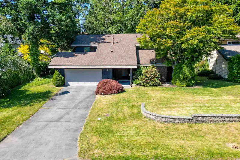 14637 16A AVENUE - photo 2 of 34