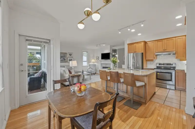 49 15055 20 AVENUE - photo 1 of 30