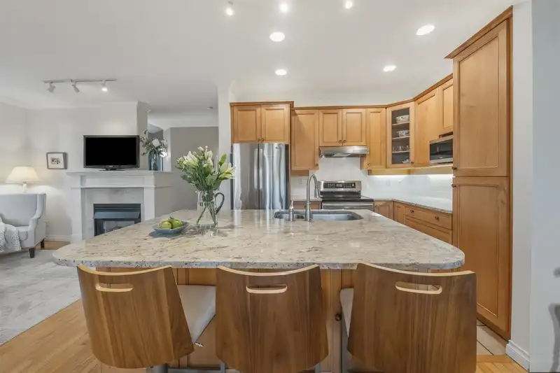 49 15055 20 AVENUE - photo 3 of 30