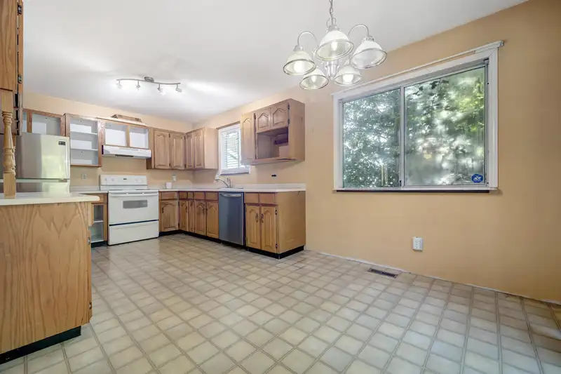 16097 10 AVENUE - photo 3 of 20