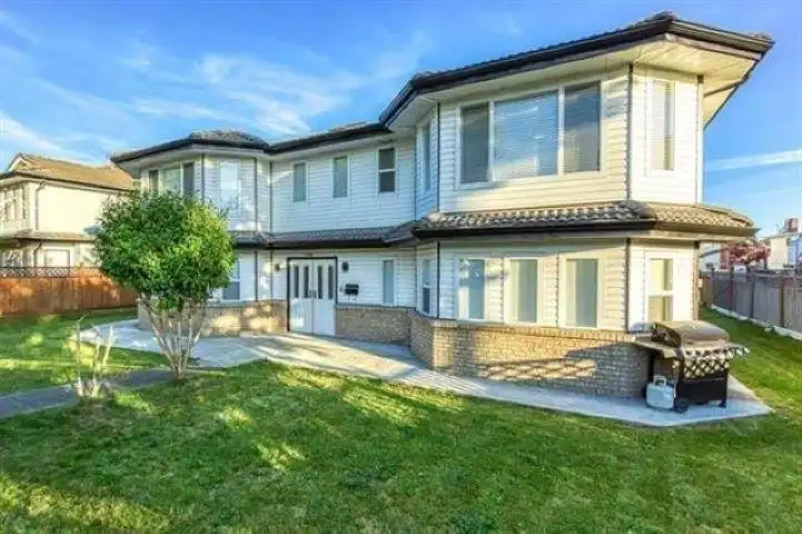 12446 72 AVENUE - photo 2 of 40