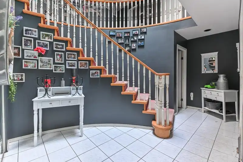 15561 91A AVENUE - photo 4 of 35