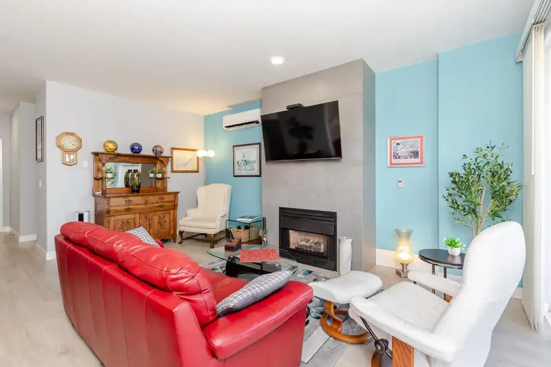 402 1785 MARTIN DRIVE - photo 4 of 25