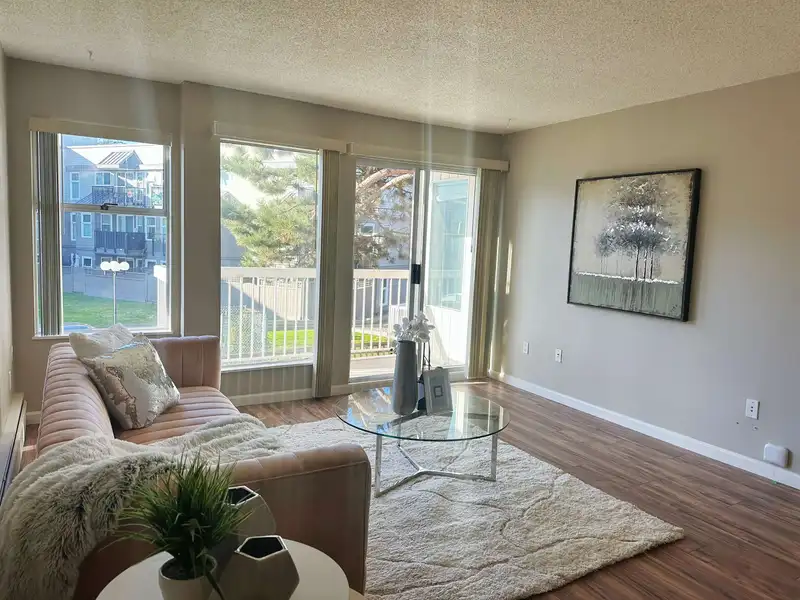 208 1860 E SOUTHMERE CRESCENT - photo 3 of 28
