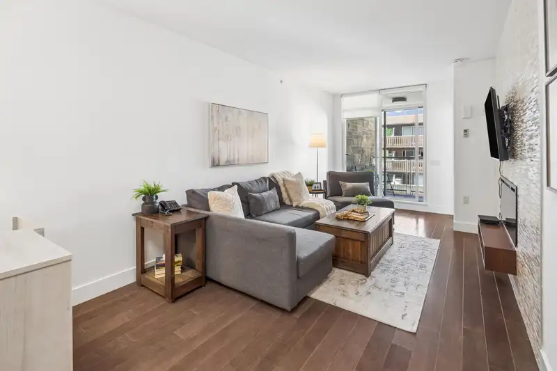406 210 W 13 STREET - photo 2 of 25