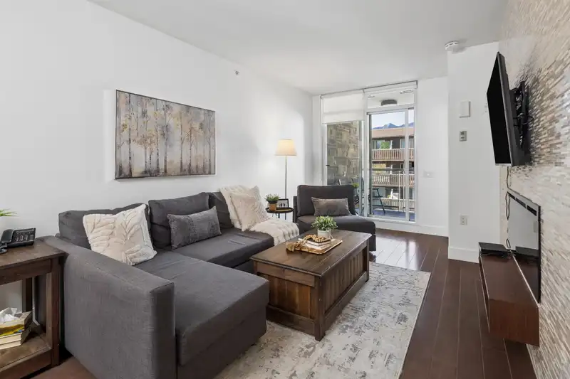 406 210 W 13 STREET - photo 3 of 25