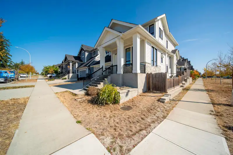 2112 166 STREET - photo 2 of 40