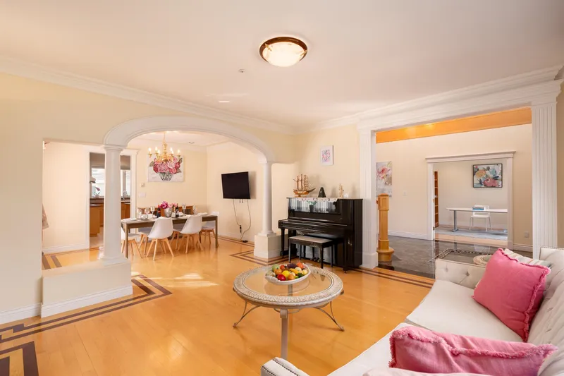 6669 HEATHER STREET - photo 4 of 25