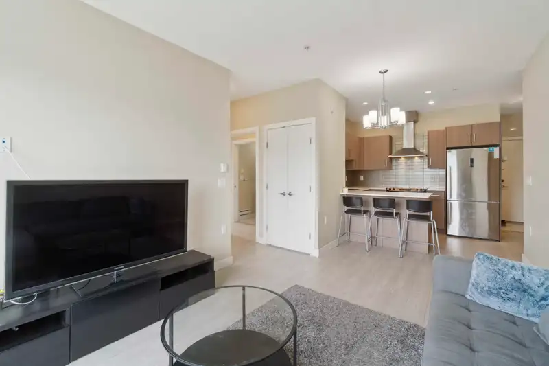 PH8 1838 RENFREW STREET - photo 3 of 40