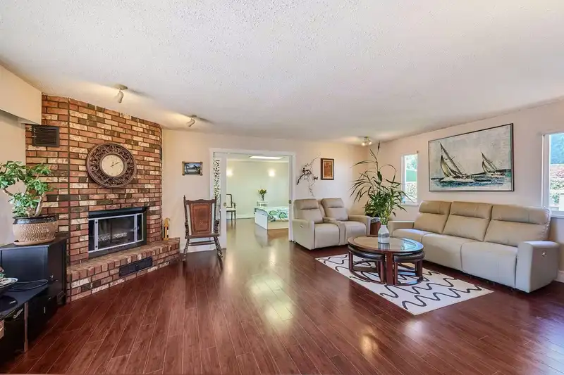 6086 49 AVENUE - photo 4 of 32