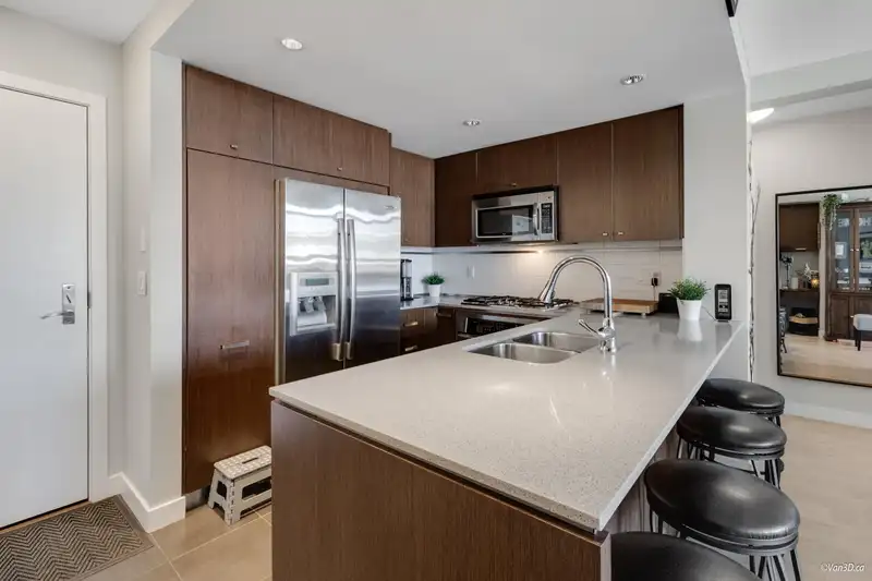 413 2940 KING GEORGE BOULEVARD - photo 4 of 20
