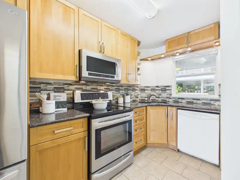 215 2238 KINGSWAY STREET - photo 2 of 40