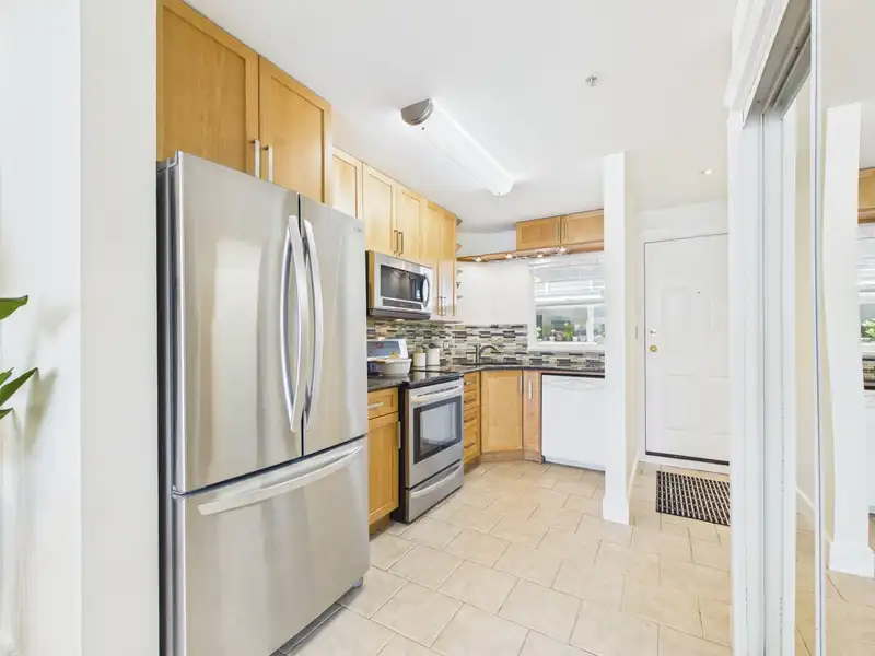 215 2238 KINGSWAY STREET - photo 3 of 40