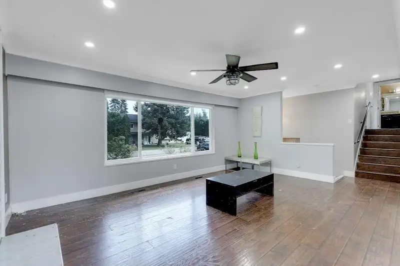 11331 SEAFIELD CRESCENT - photo 3 of 38