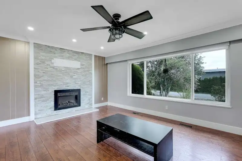 11331 SEAFIELD CRESCENT - photo 4 of 38