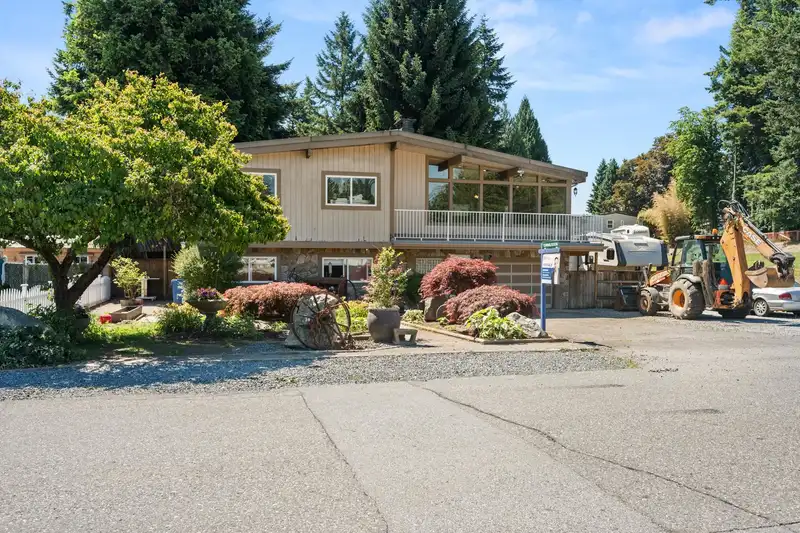 33222 HAWTHORNE AVENUE - photo 2 of 40
