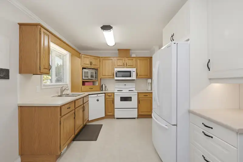 33122 EDGEWOOD AVENUE - photo 4 of 40