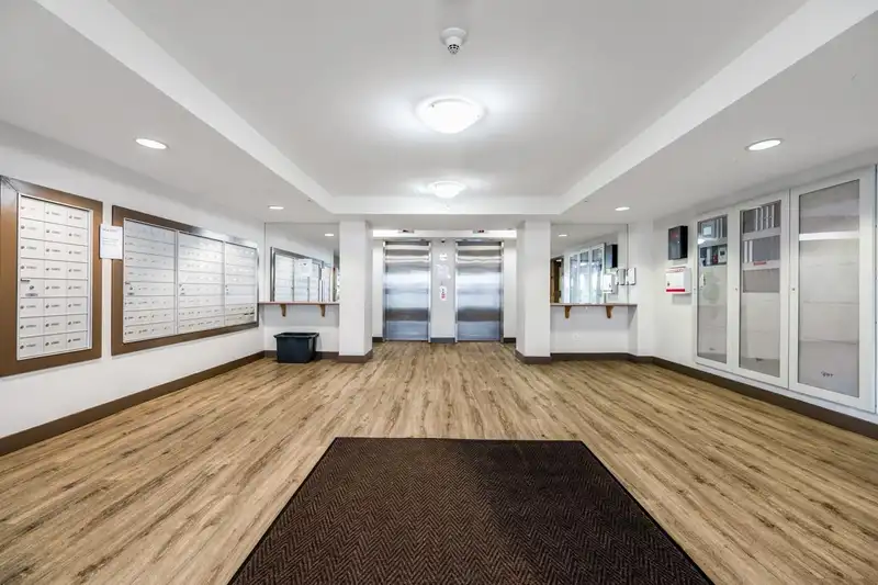 310 10523 UNIVERSITY DRIVE - photo 4 of 17