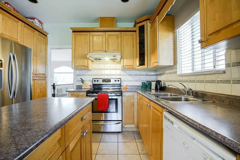 13091 68 AVENUE - photo 3 of 24