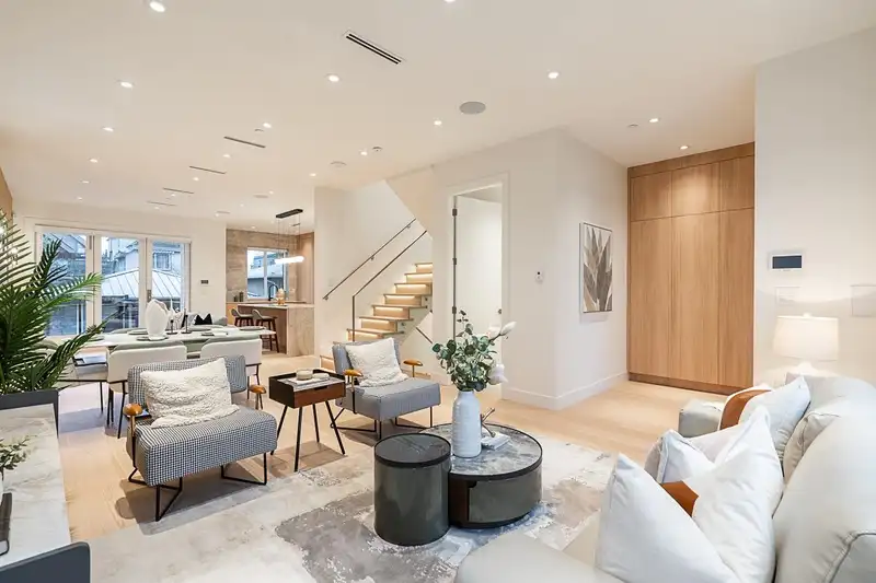 2565 W 2ND AVENUE - photo 4 of 40