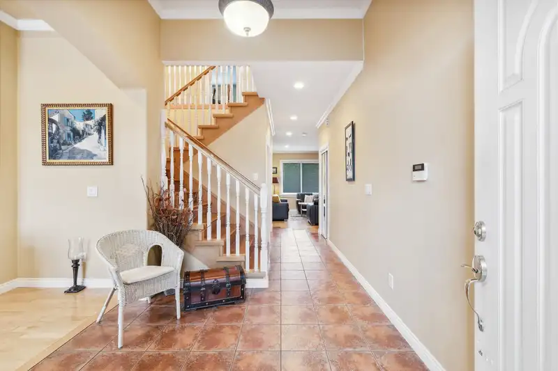 10677 164 STREET - photo 3 of 31