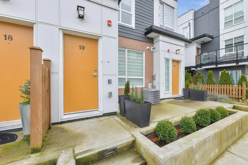 19 18855 72 AVENUE - photo 2 of 25