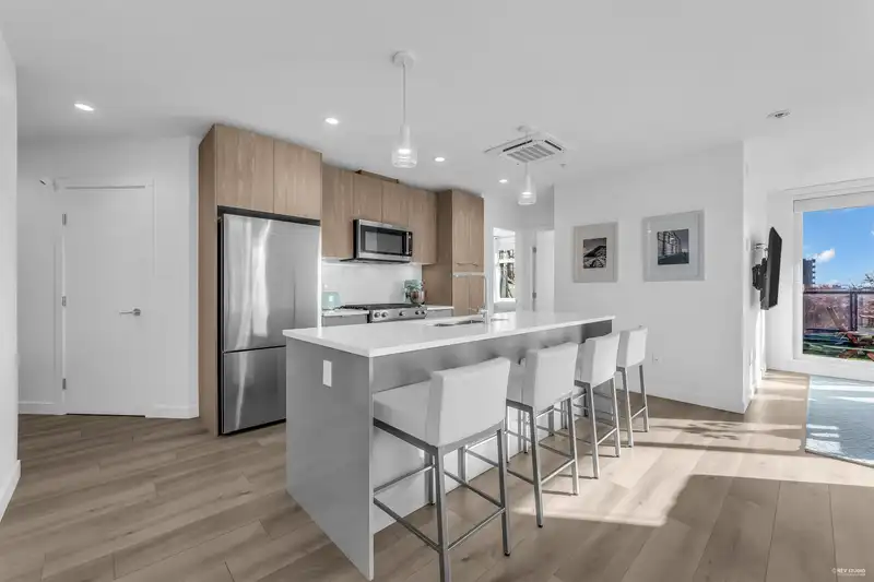 301 128 E 8TH STREET - photo 2 of 24
