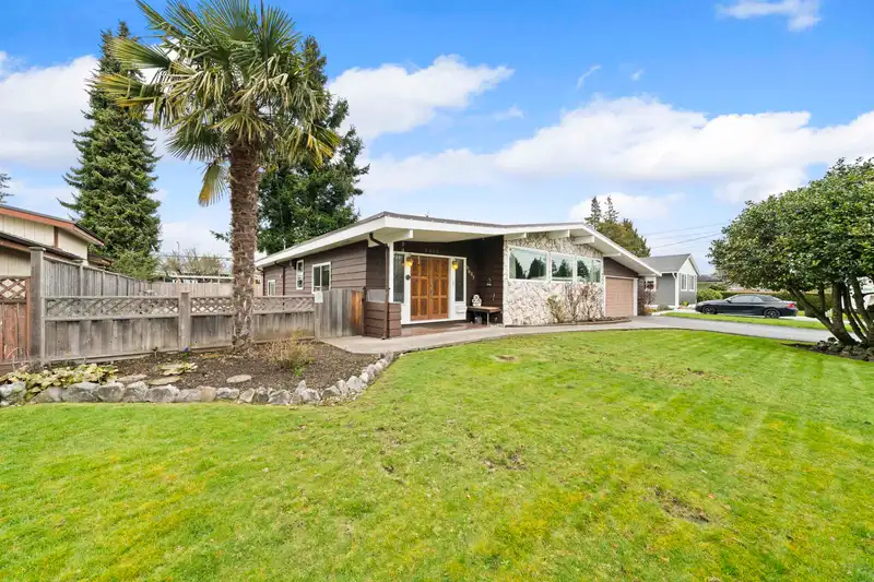 5007 11A AVENUE - photo 2 of 40