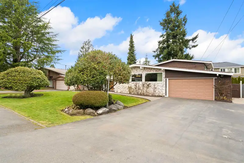 5007 11A AVENUE - photo 3 of 40