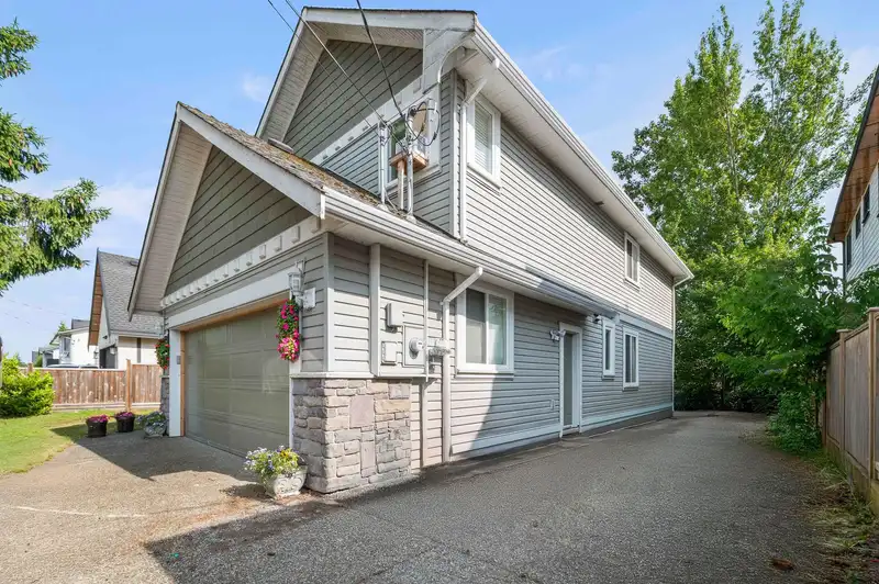 14262 71 AVENUE - photo 3 of 40