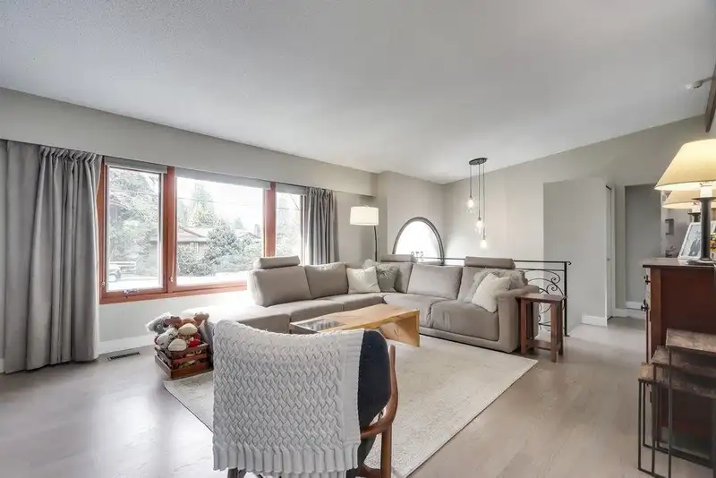 578 E CARISBROOKE ROAD - photo 3 of 34