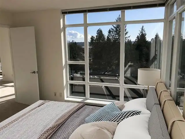 701 575 DELESTRE AVENUE - photo 4 of 5