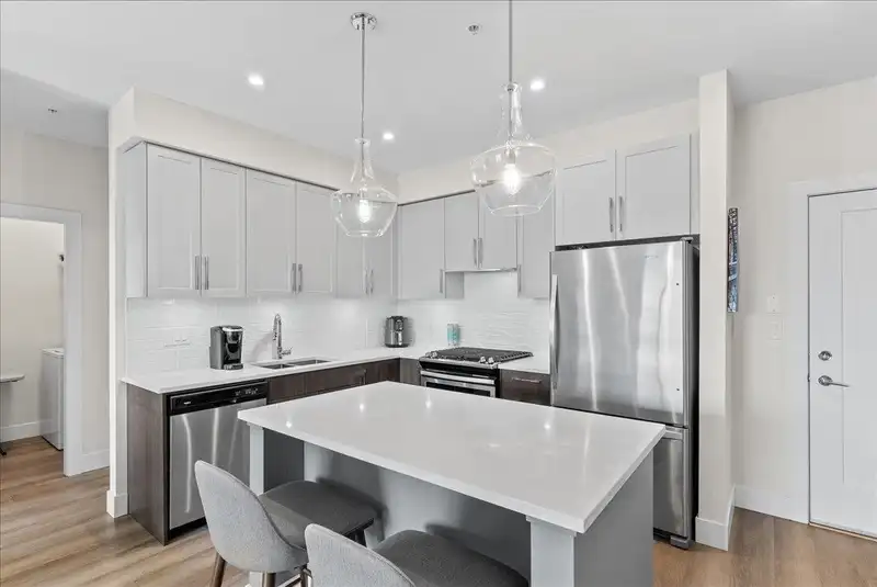 507 32838 VENTURA AVENUE - photo 2 of 34