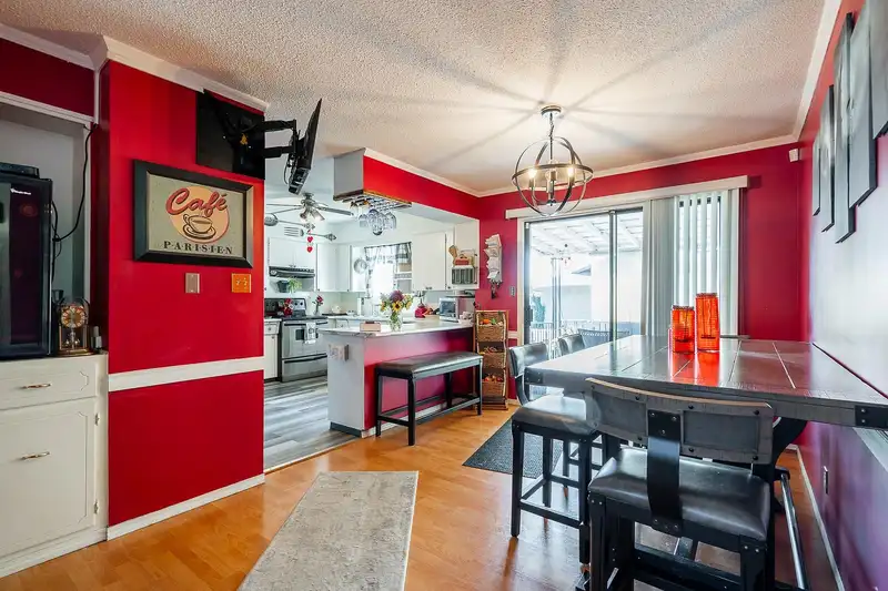 2049 LYNDEN STREET - photo 4 of 25