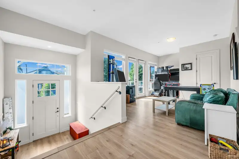 11004 HARRIS DRIVE - photo 3 of 38
