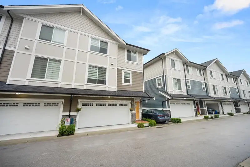 11 19501 74 AVENUE - photo 2 of 40
