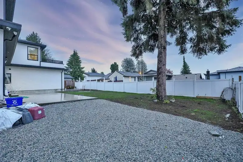 14840 89 AVENUE - photo 2 of 28