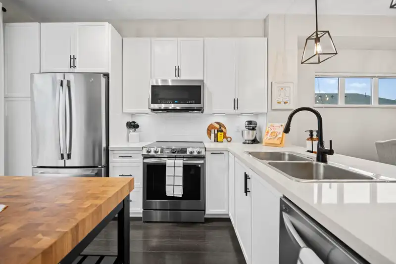 93 19505 68A AVENUE - photo 3 of 40