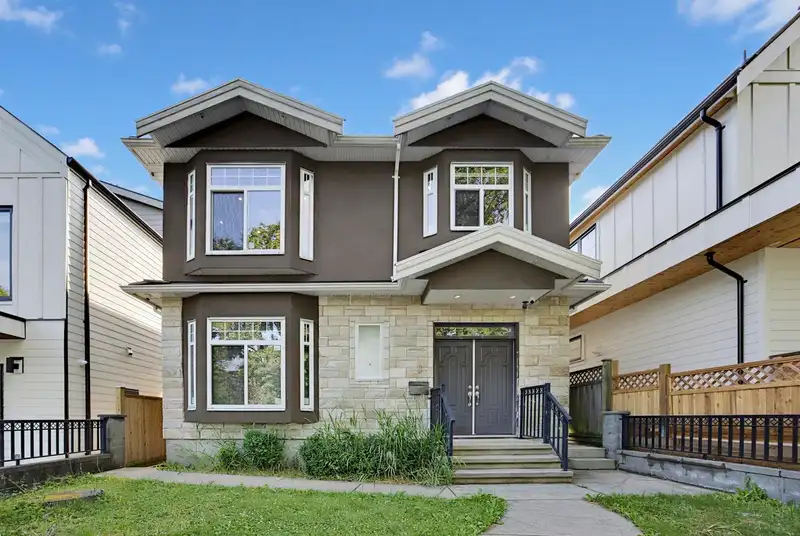 765 SKEENA STREET - photo 1 of 35