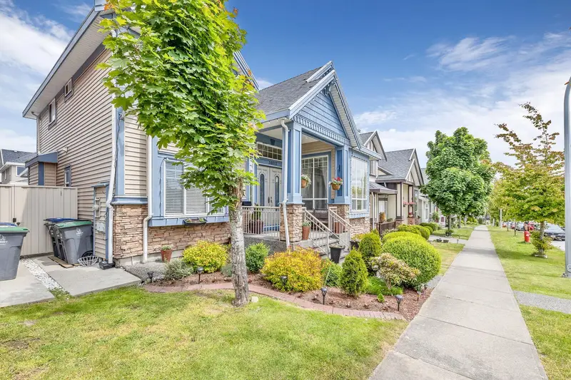 14833 71A AVENUE - photo 2 of 25