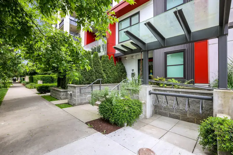 401 108 E 35 AVENUE - photo 2 of 21