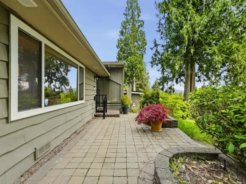 1380 COLEMAN STREET - photo 1 of 40
