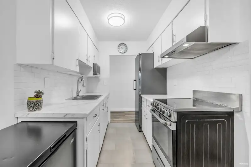 704 555 W 28TH STREET - photo 4 of 18