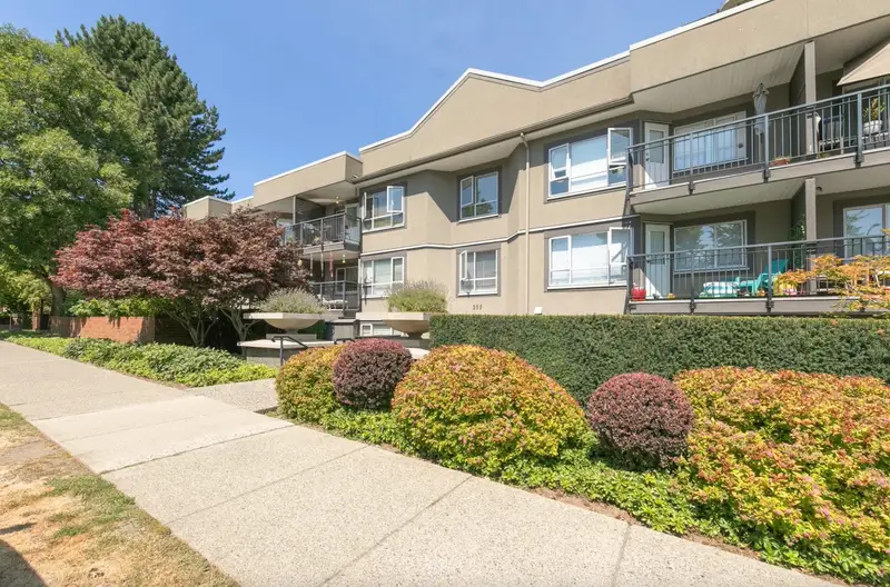 109 555 W 14TH AVENUE - photo 1 of 25