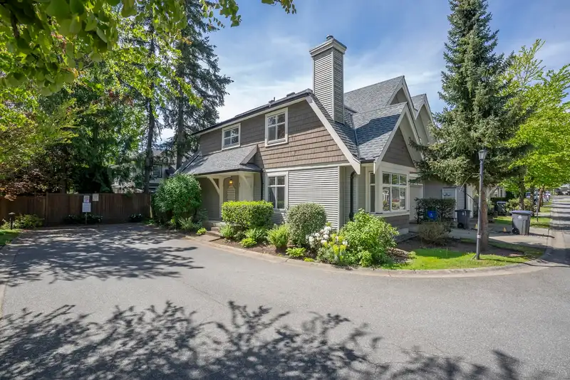 43 15968 82 AVENUE - photo 4 of 40